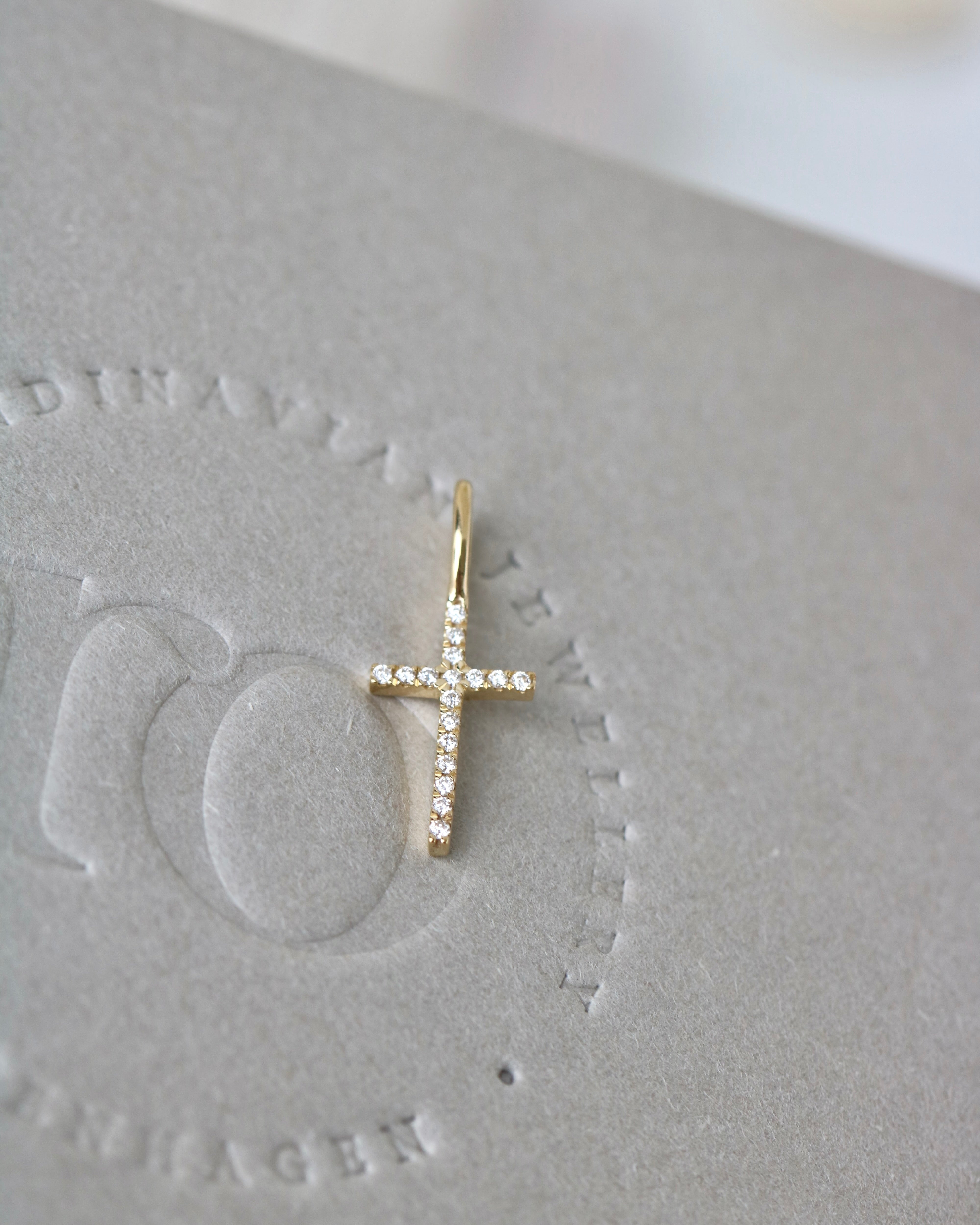 Symbols Kors Diamant Anheng - 18kt Gult Gull