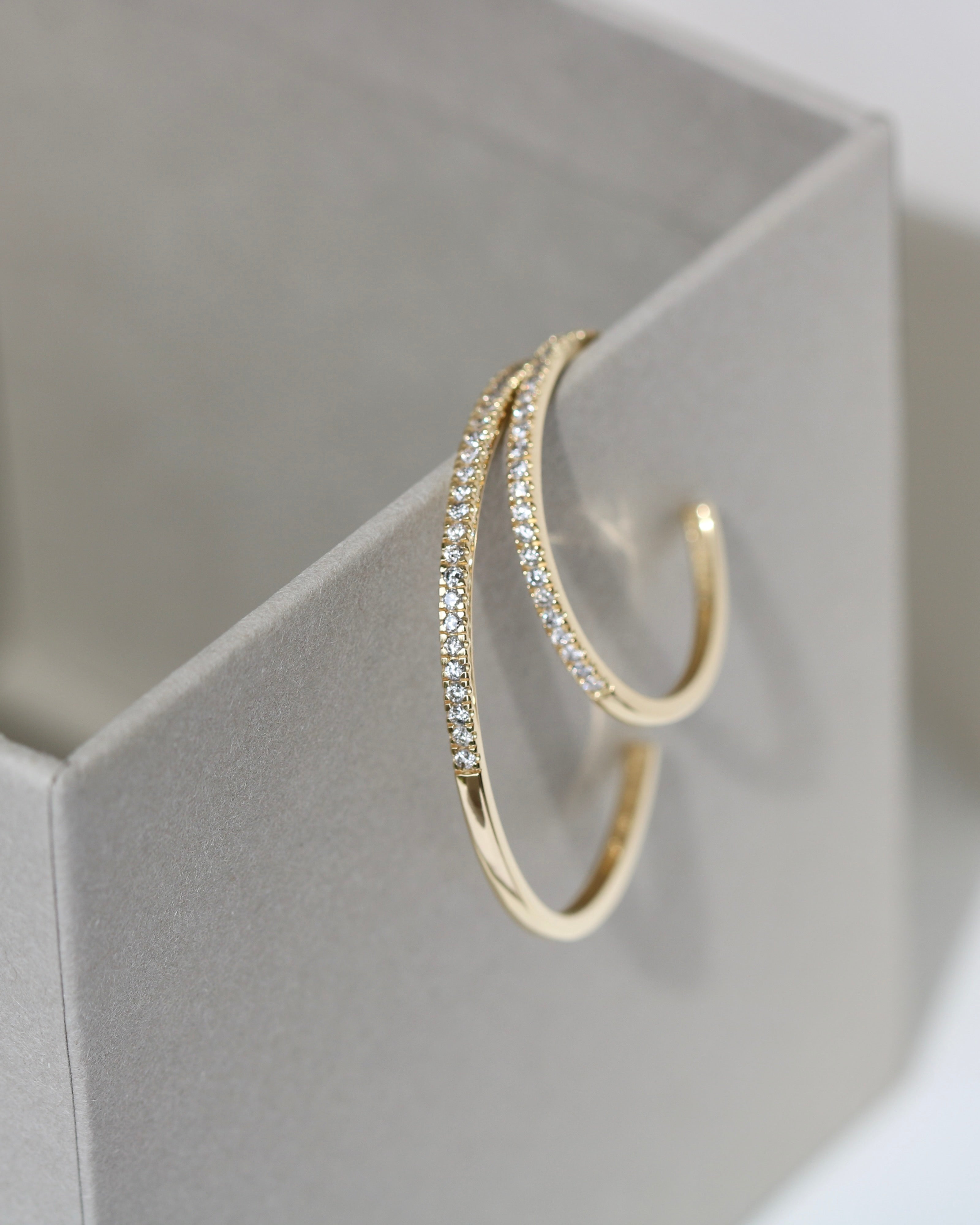 Rock Classic Grey Diamond Creol L - 18kt Yellow Gold
