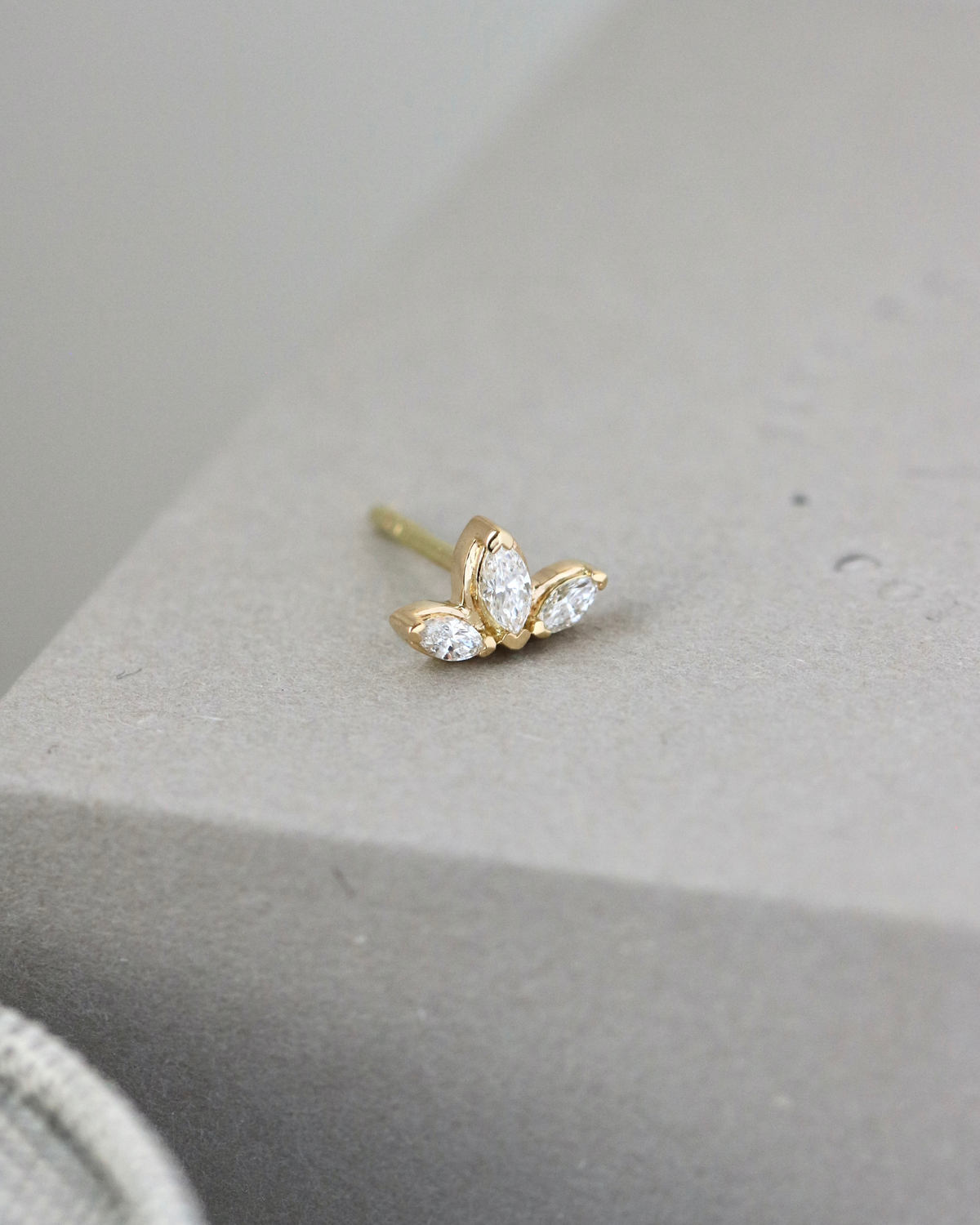 Inner Peace Lotus diamant ørestikk – 18kt Gult Gull