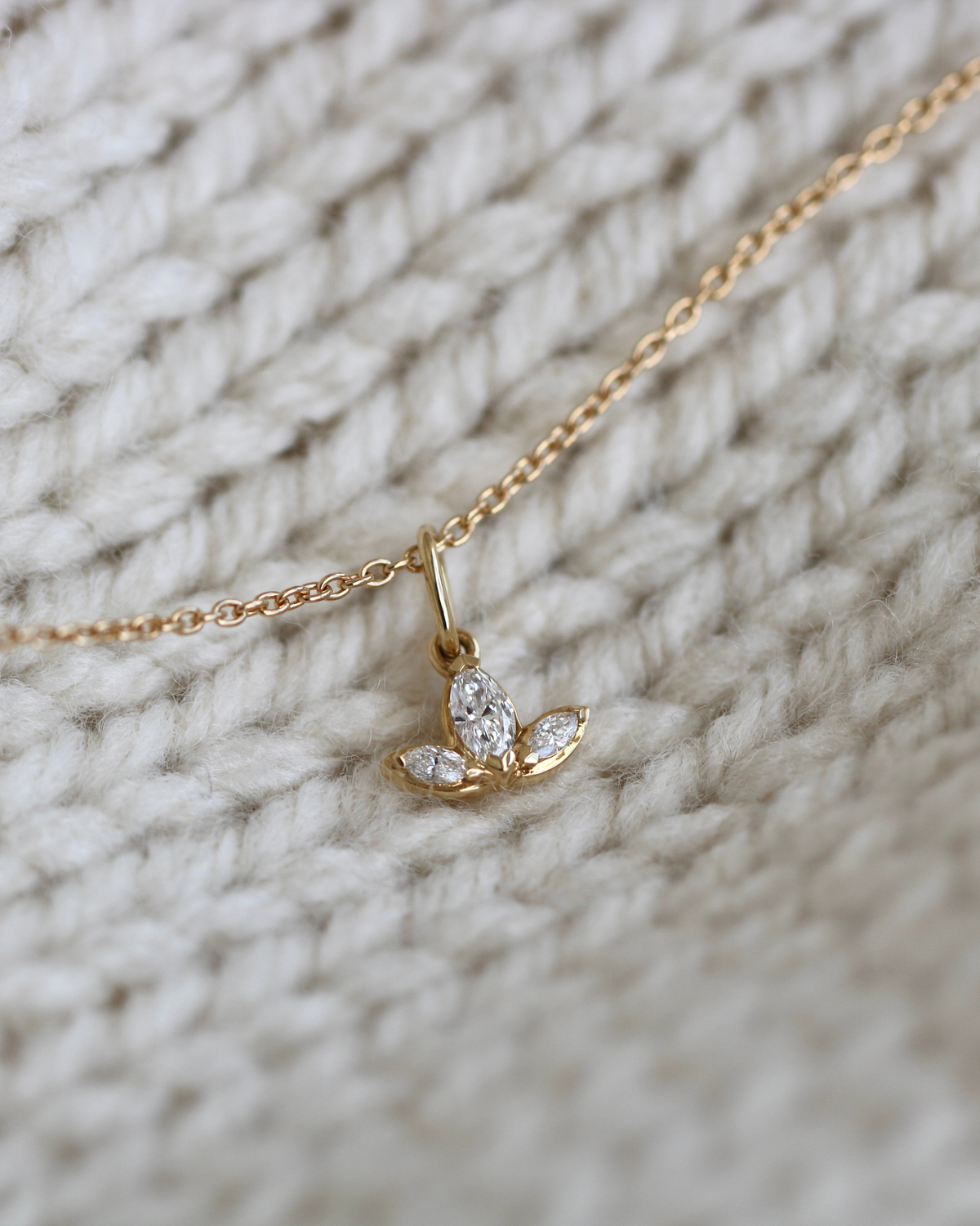Inner Peace Lotus diamantanheng - 18kt Hvitt Gull