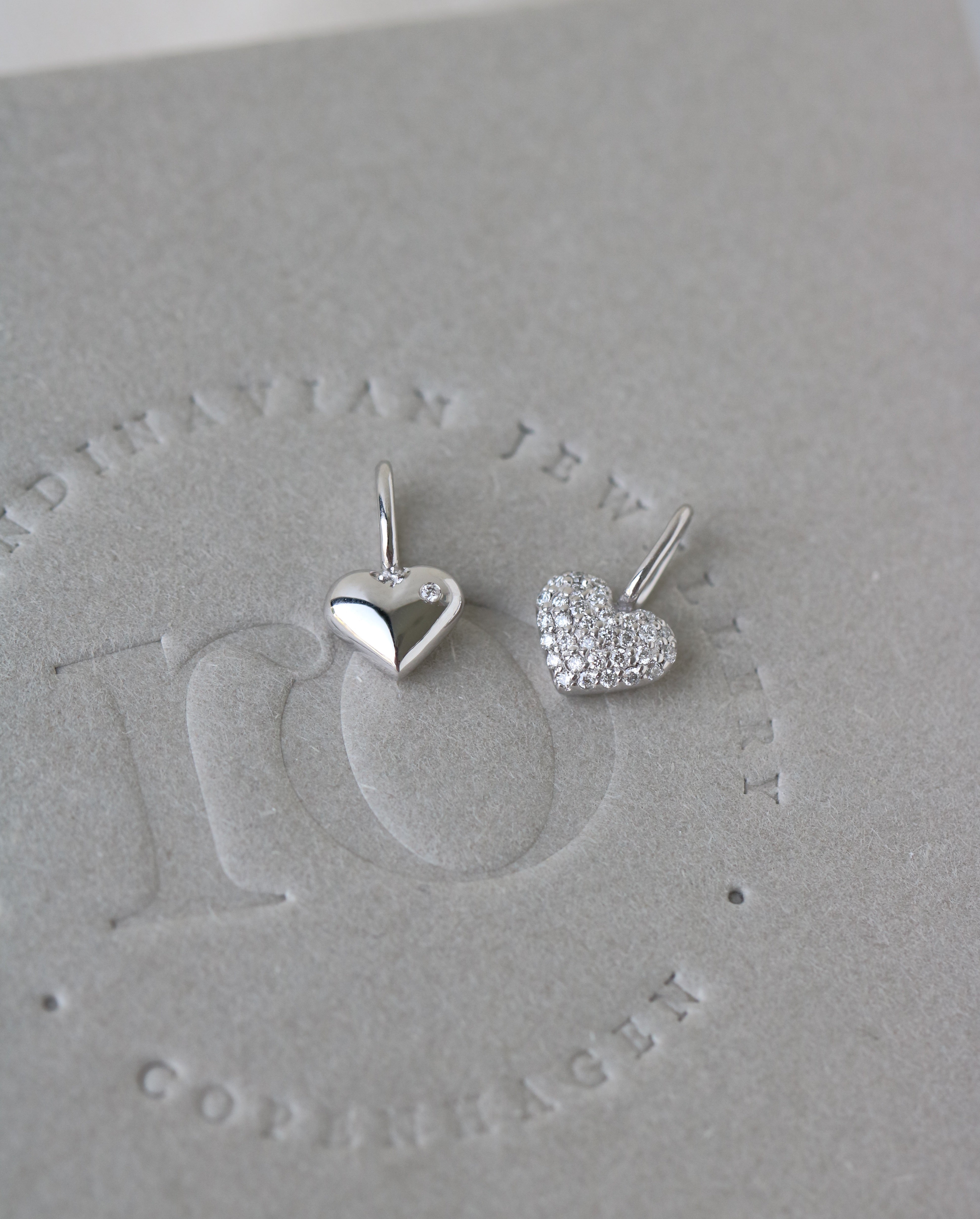 Symbols My Heart Anheng - 18kt Hvitt Gull