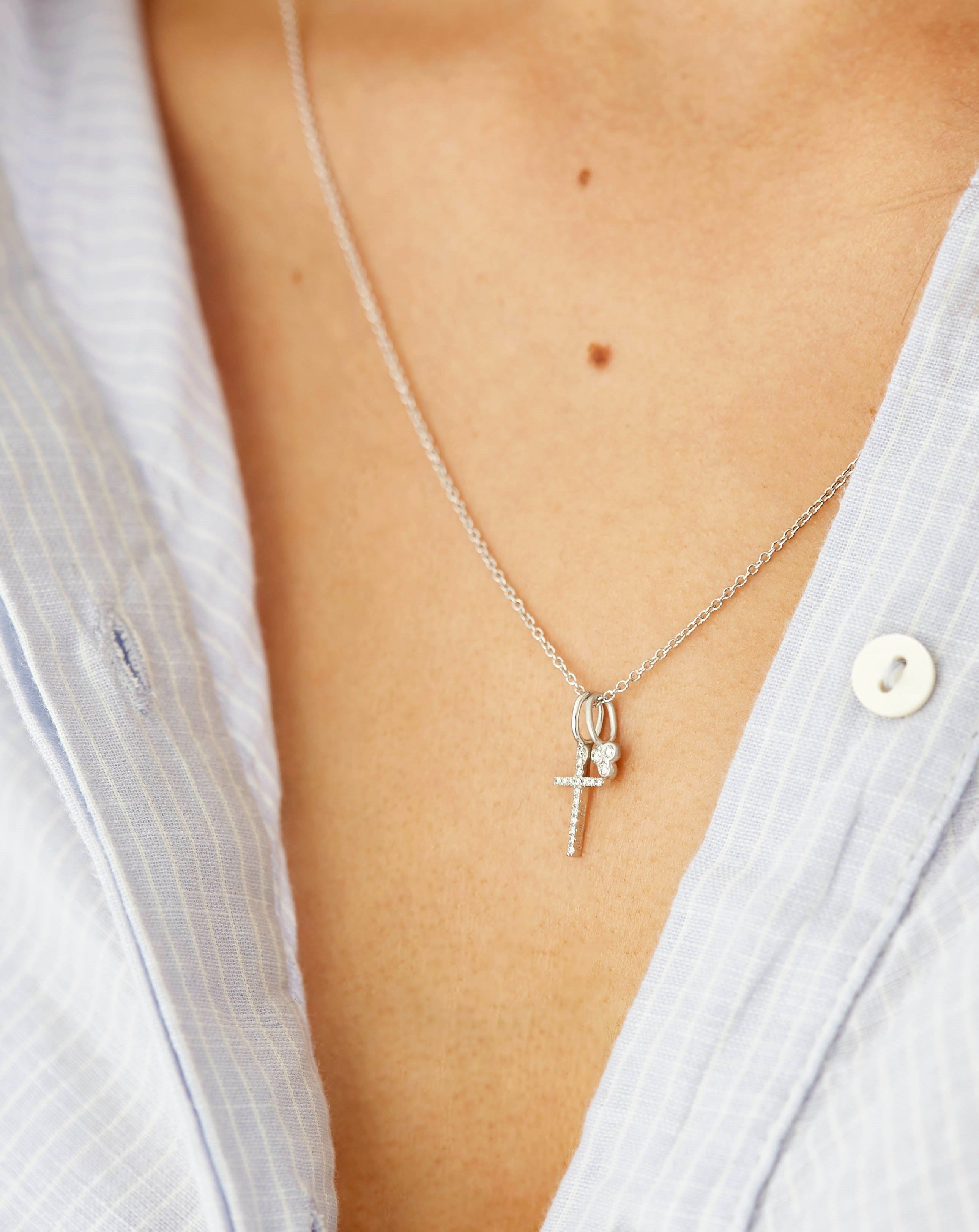 Symbols Kors Diamant Anheng - 18kt Hvitt Gull