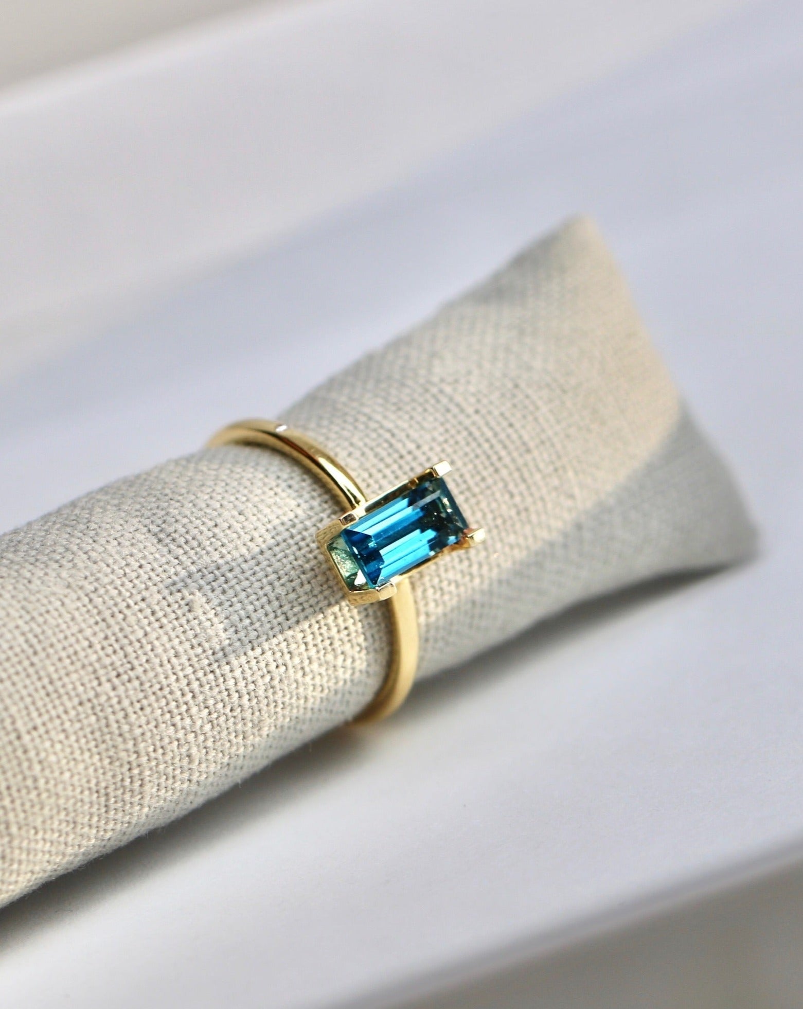 Nord London Blue Ring S Turned - 18kt Yellow Gold