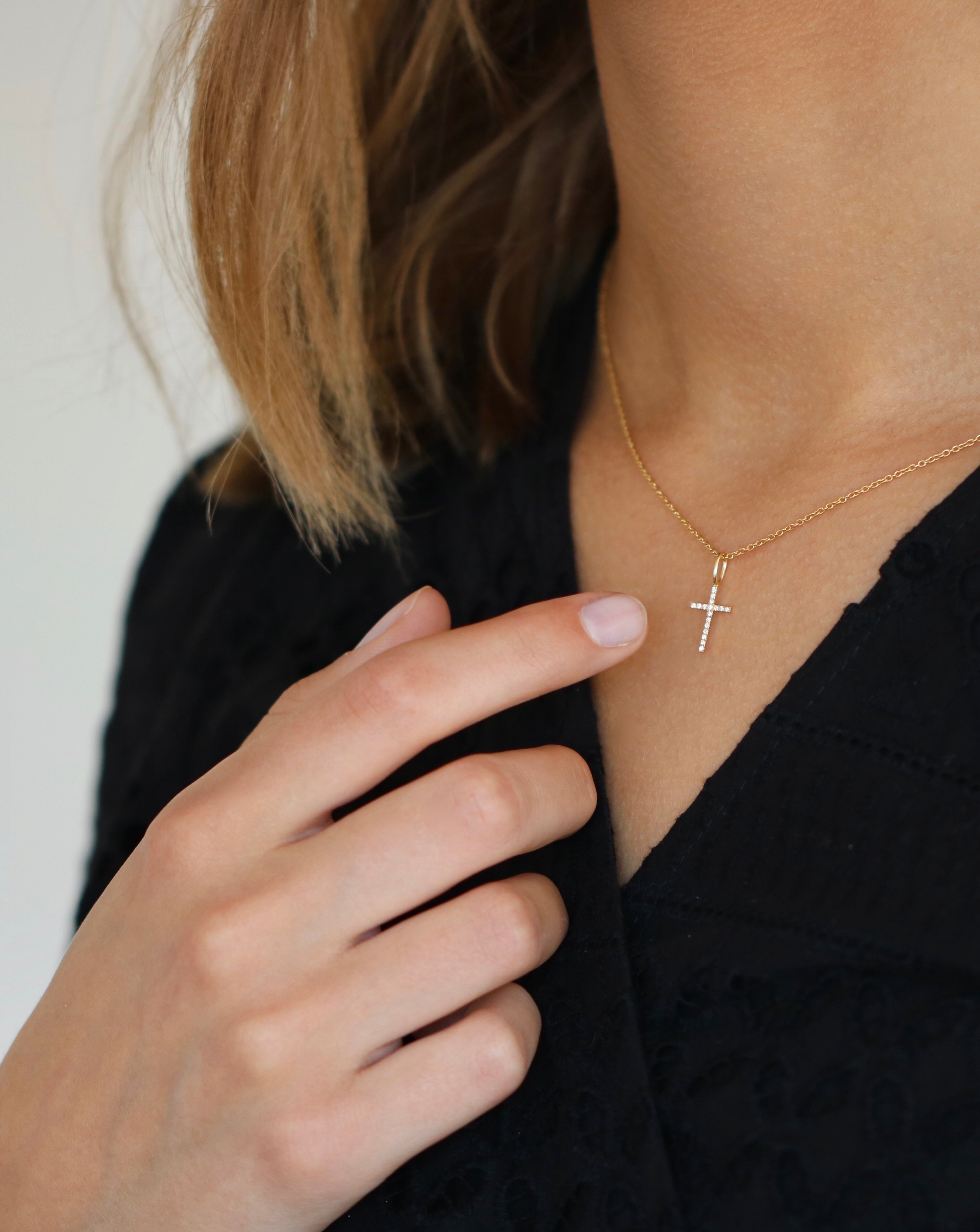 Symbols Kors Diamant Anheng - 18kt Gult Gull