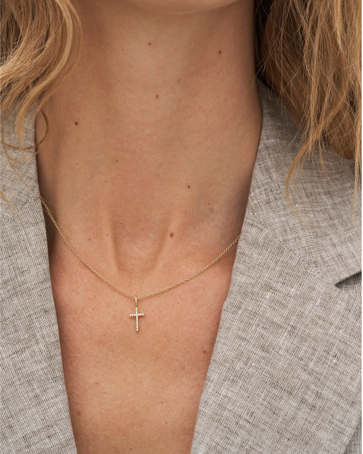 Symbols Kors Diamant Anheng - 18kt Gult Gull